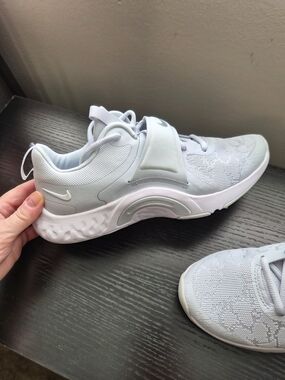 Nike Women’s Light Gray Athletic Training Sneakers